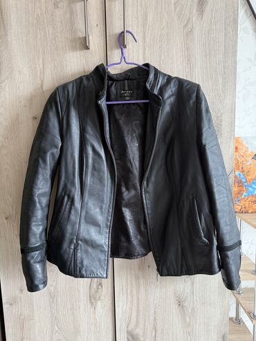 Кожаные куртки: Продаю две кожаных куртки натуральная кожа на обеих. Размер подойдет — 8