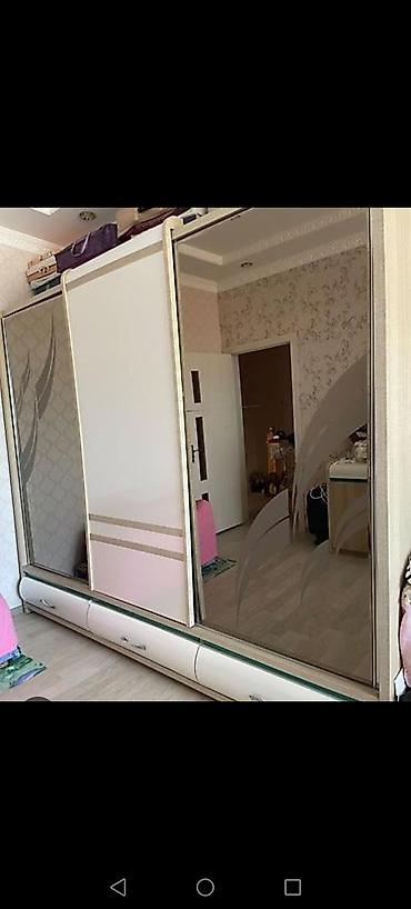 Geniş tutumlu sürgülü qapılı qarderob - Üç bölməli konstruksiya: orta lalafo.az -da Geniş tutumlu sürgülü qapılı qarderob - Üç bölməli konstruksiya: orta