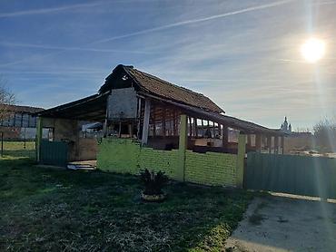 Kupujem kuću: Na prodaju prostrano seosko domaćinstvo sa velikim ograđenim placem i — 4