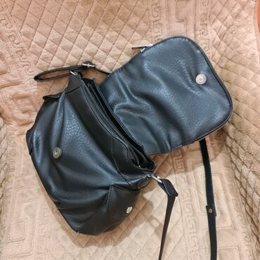 Kompleti: Dva ženska komada odeće – majica i pantalone. Majica: - Kratki rukavi — 8