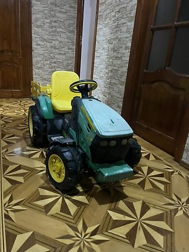 siniy traktor oyuncaq: Uşaq üçün elektrikli traktor – John Deere dizaynlı, qoşqulu model — 1