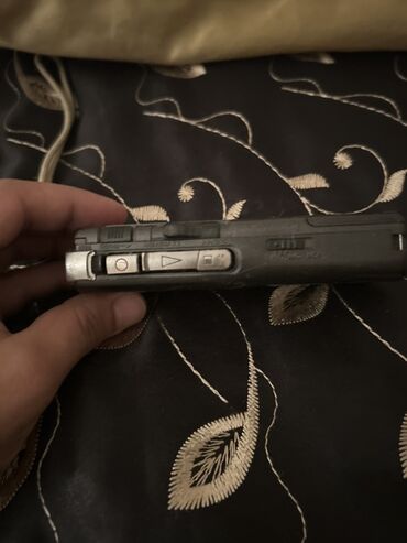диктофон: Sony markalı qara rəngli diktofon, səs yazmaq və səsləri təkrar