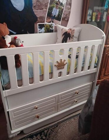 Beşiklər: Oğlan və qız üçün, İşlənmiş, Dördbucaq, Beşik, Matras ilə, Yellənmə mexanizm ilə