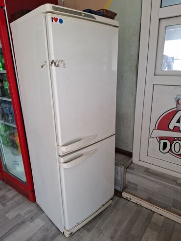 soyuducu mator: Ağ rəngli iki qapılı soyuducu. Xüsusiyyətlər: - Yuxarıda soyuducu