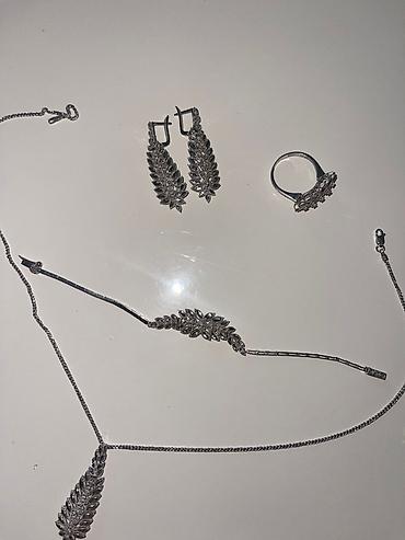 ağ qizil: Dəstə daxildir: Bilərzik, Boyunbağı, Kulon, Ağ qızıl, 585 Əyar, 16 g — 1