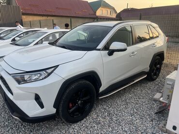 срочно в связи с переездом: Toyota RAV4: 2021 г., 2 л, Бензин, Кроссовер