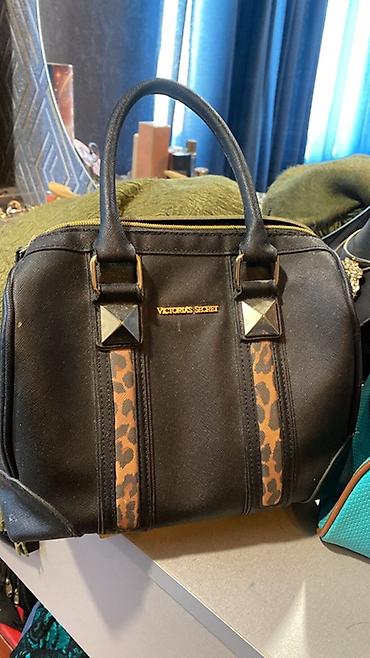 Victoria’s Secret qadın əl çantası - Rəng: qara, ön hissədə leopard lalafo.az -da Victoria’s Secret qadın əl çantası - Rəng: qara, ön hissədə leopard