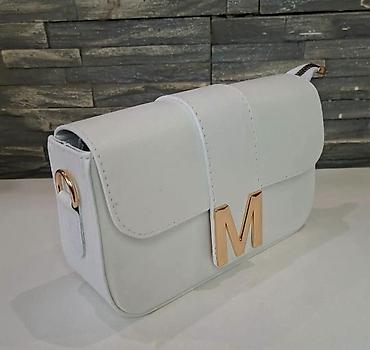 jaragar watch: Ženska crossbody torba sa metalnim slovom “M”zlatne boje. -Kompaktna — 7