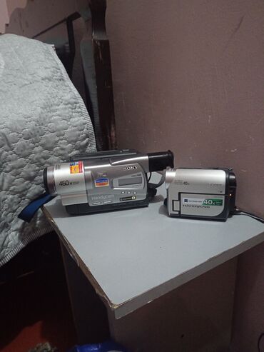 mini proyektor: Məhsul: 2 ədəd Sony Handycam videokamera dəsti - Model 1: Sony