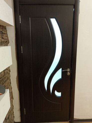 Jalüz qapılar: Qapı – dekorativ şüşəli, tünd qəhvəyi rəng - Material: ağac əsaslı