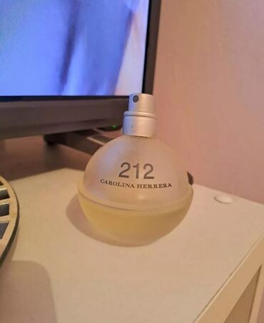 levis ženske farmerke: Carolina Herrera 212. Original parfem, bas postojan. Ostalo oko 25ml