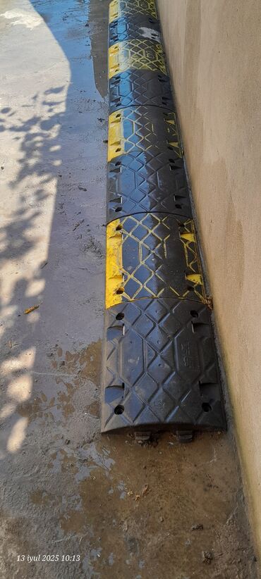 işlenmiş dam örtükleri: Məhsul: Yol sürət qıran . trampilin. yaxşı vəziyyətdədir. sarı-qara