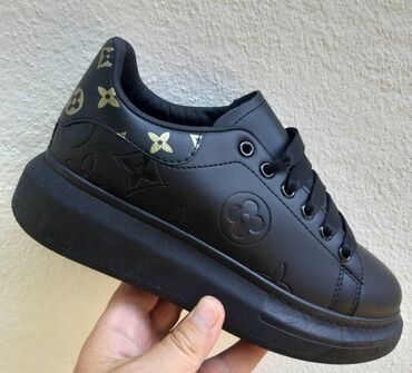 Women's Sneakers and athletic shoes: 2200 — 1