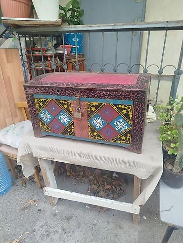 3 kq banka: Əl işı boyalı dekorativ taxta sandıq - Material: bərk taxta, əl ilə — 1
