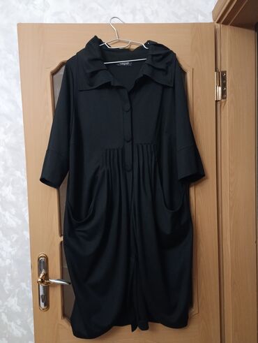 jaket toxumaq: Qara rəngdə qadın plaşı - Modell: geniş kəsimli, rahat siluet -