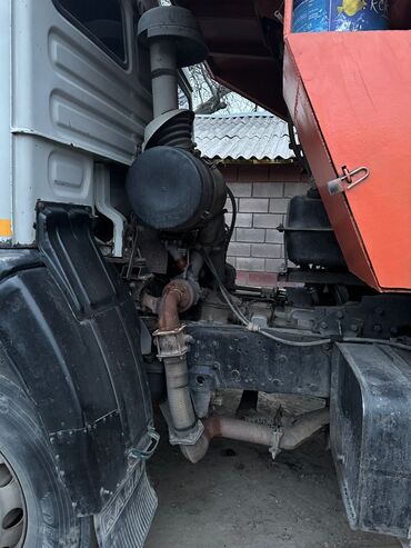 Другой строительный транспорт: Самосвал КАМАЗ, трехосный (6x4), оранжевый кузов. Основные — 7