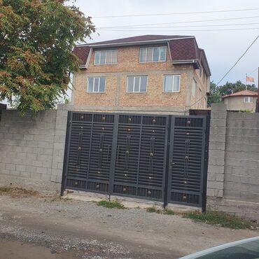 Долгосрочная аренда домов: 360 м², 6 комнат, Бронированные двери, Подвал, погреб, Забор, огорожен