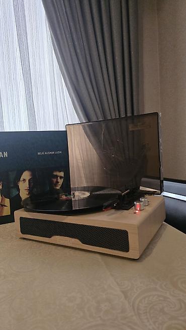 Eworld vinil pleyer – şık taxta korpuslu, qapaqlı, inteqrə olunmuş ön