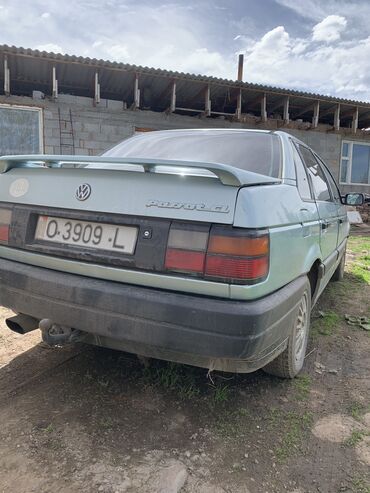 авто в аресте: Volkswagen Passat: 1990 г., 1.8 л, Механика, Бензин, Седан