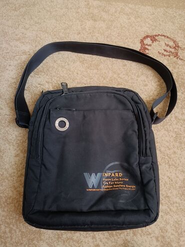спортивная сумка бу: Сумка наплечная. Имеется множество внутренних отделений и карманов