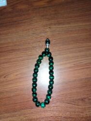 zumrud qaşlı uzuklər: Təsbeh – yaşıl-qaralı naxışlı daş muncuqlardan - Material: parlaq