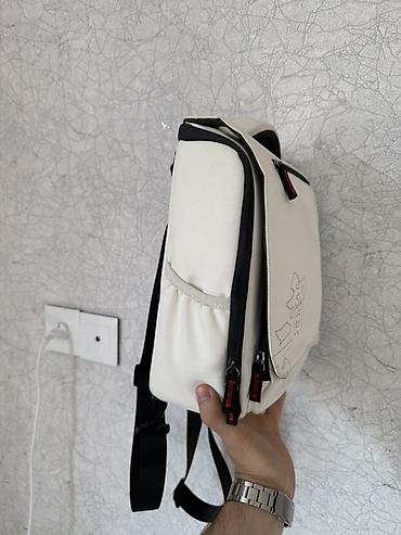 laptop canta: Ağ rəngli, qara detal və aksentlərlə dizayn edilmiş yığcam çanta — 2