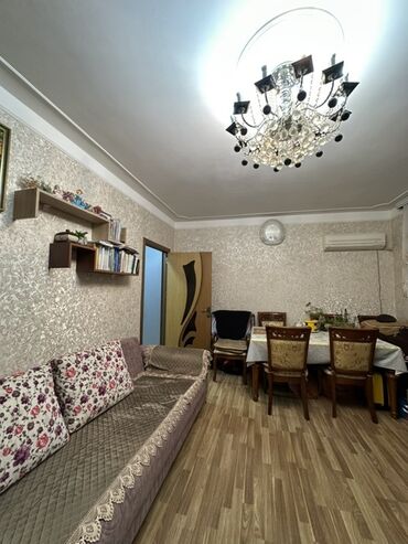 Rəflər, etajerkalar: 🏠 Leninqrad layihəli daş bina 📐 Ümumi sahə: 35 m² 🛋 1 otaqdan 2 otağa — 6