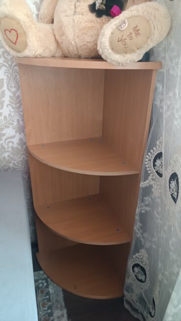 Полки для обуви: Элегантная угловая полка из светлого дерева с тремя вместительными — 8