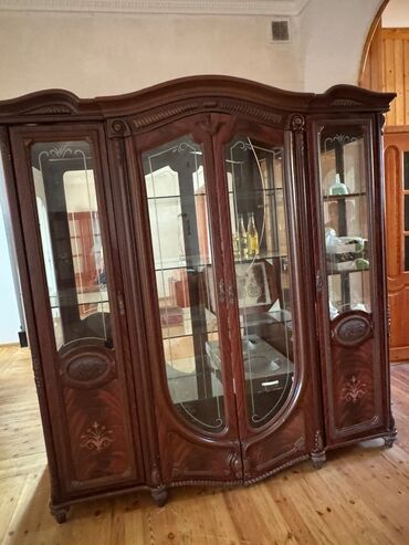 Dolablar: Açılan, 4 qapılı Düz dolab, Qorka