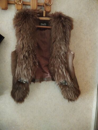 женские удлиненные жилетки: D&G brendinin tebii deri den tebii xezli qadın jileti. - Rəng