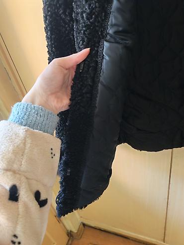 bunda polovna: Ženska bunda/jakna od crnog karakul krzna sa bogatim krznenim — 3