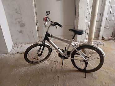 grand bicycle: Uşaq velosipedi satılır. Velosiped gümüşü rəngdədir və üzərində — 5