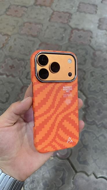 IPhone 17 pro в оранжевом цвете с OLED‑дисплеем и тройной камерой. На