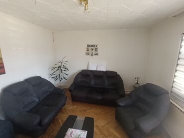 lazy sofa: Garnitura nameštaja od crne kože, koja uključuje trosed, dvosed i