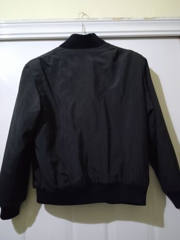 Bomberi: Crna bomber jakna Jordache - Klasičan bomber kroj sa malo širim — 10