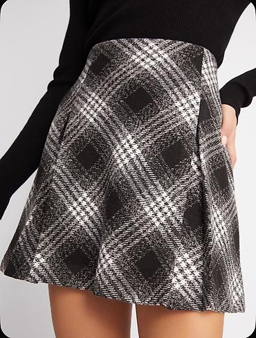 Qara-ağ-boz rəng palitrasında dama (plaid) naxışlı mini ətək. -