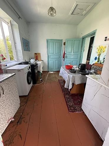 Продажа коттеджей и домов: 🏡 Продаётся дом в г. Каракол! 📍 Адрес: ул. Московская, угловой — 6