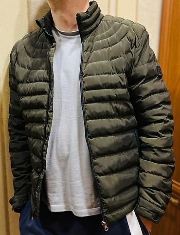 Kişi geyimləri: Kişi üçün yüngül puf şişmə jaket. - Rəng: xaki/yaşıl ton - Model — 1
