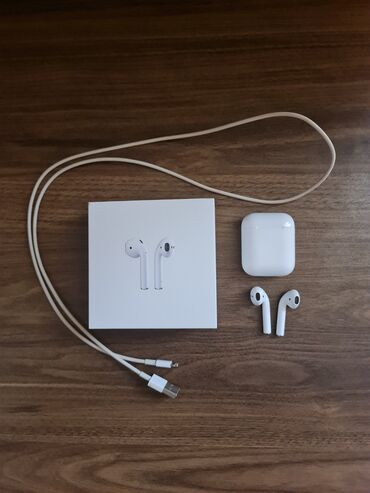 чехлы на аирподс 2: Apple Airpods 1 Alma storedan alinib ve originaldir. Hec bir texniki