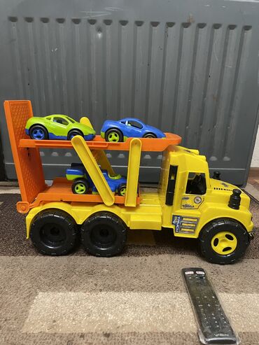 детский грузовик: Грузовик с машинками большого размера с тремя машинками. Комплект. Все
