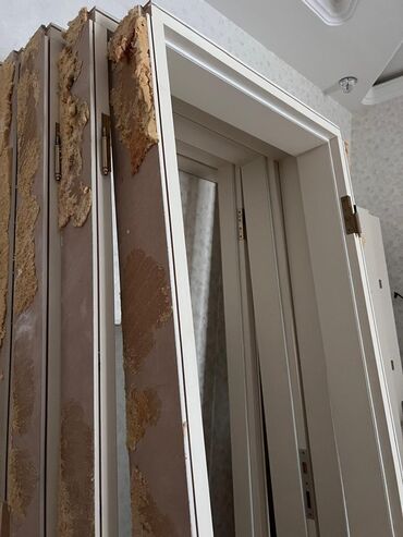 Напольные покрытия: Ağ rəngli otaq qapıları komplekti - Dizayn: Minimalist üslubda, üç
