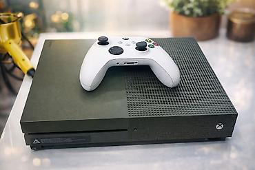 xbox satış: Xbox One S oyun konsolu + bir ədəd ağ Xbox Wireless Controller — 1