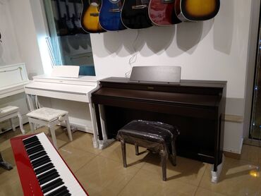 Elektro gitaralar: Piano Gallery Music Store" Sizlərə Akustik və Elektro Piano, Royal