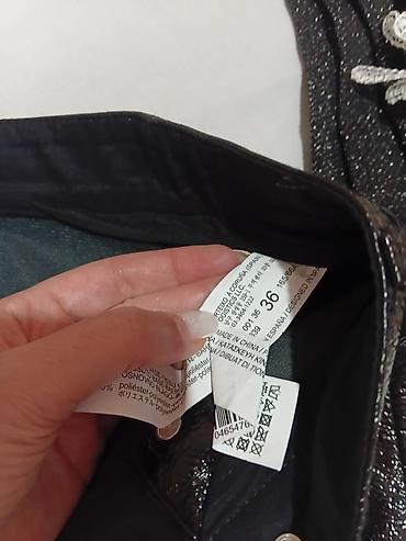 jordan šorcevi: Stradivarius mini suknja – crna, sjajna, A‑kroja - Brend — 5
