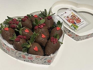 Съедобные букеты: Набор клубники в шоколаде в подарочной коробке. - Крупные свежие — 11