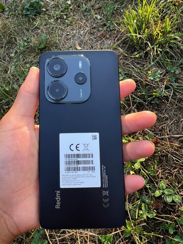 ноутбук 2021: Смартфон Redmi черного цвета с матовой текстурой задней панели