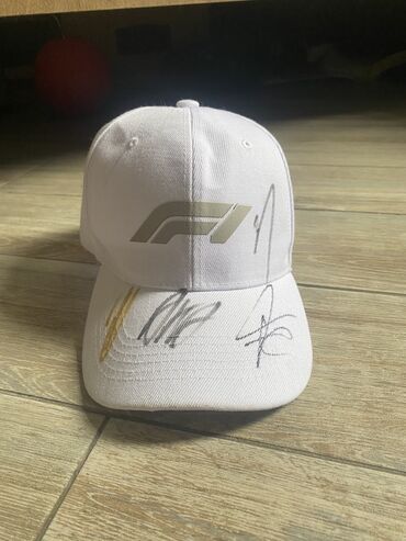 Üst geyimləri: F1 papagi Antonelli,Tsunoda,Esteban,Kolapinto imzalari var