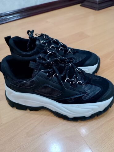 Кроссовки и спортивная обувь: Размер: 36, цвет - Черный, Новый