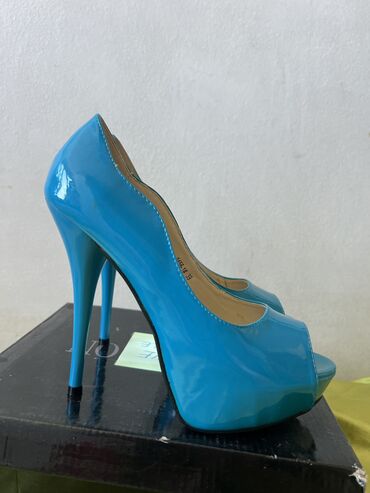 sivo odelo i braon cipele: Pumps, 39