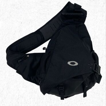 спортивные одежды: Продаю oakley bag
